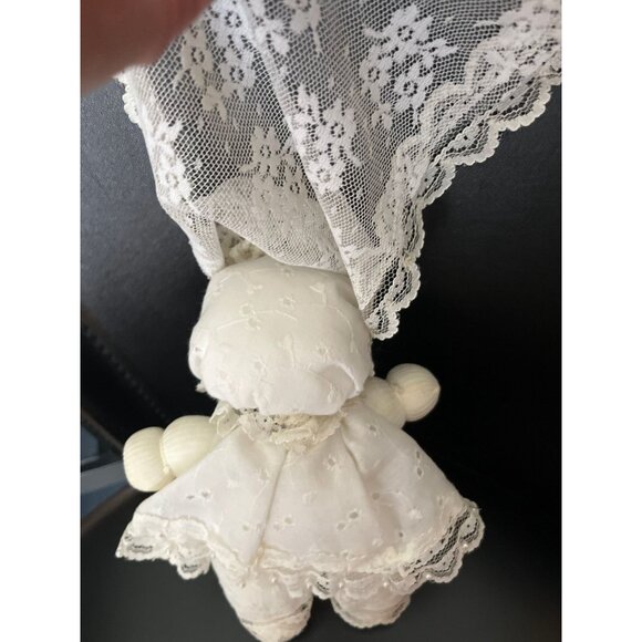 Vtg Handmade Little Girl Wedding Dress Doll With Long Lace Train And Pearl Beads - Picture 9 of 10